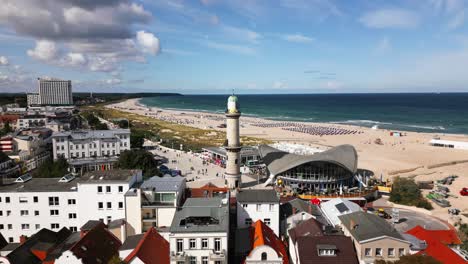 faro en la playa, hermosa playa con olas, mar báltico, warnemünde, dron