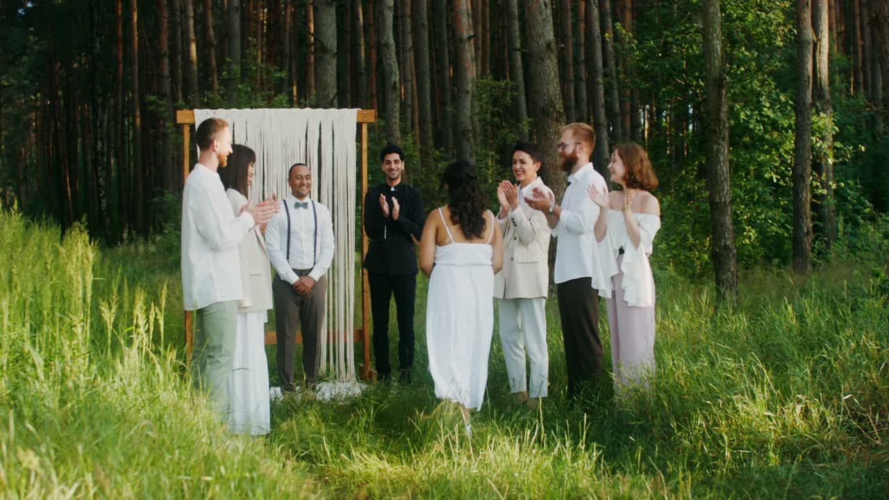 ceremonia de bodas en el bosque