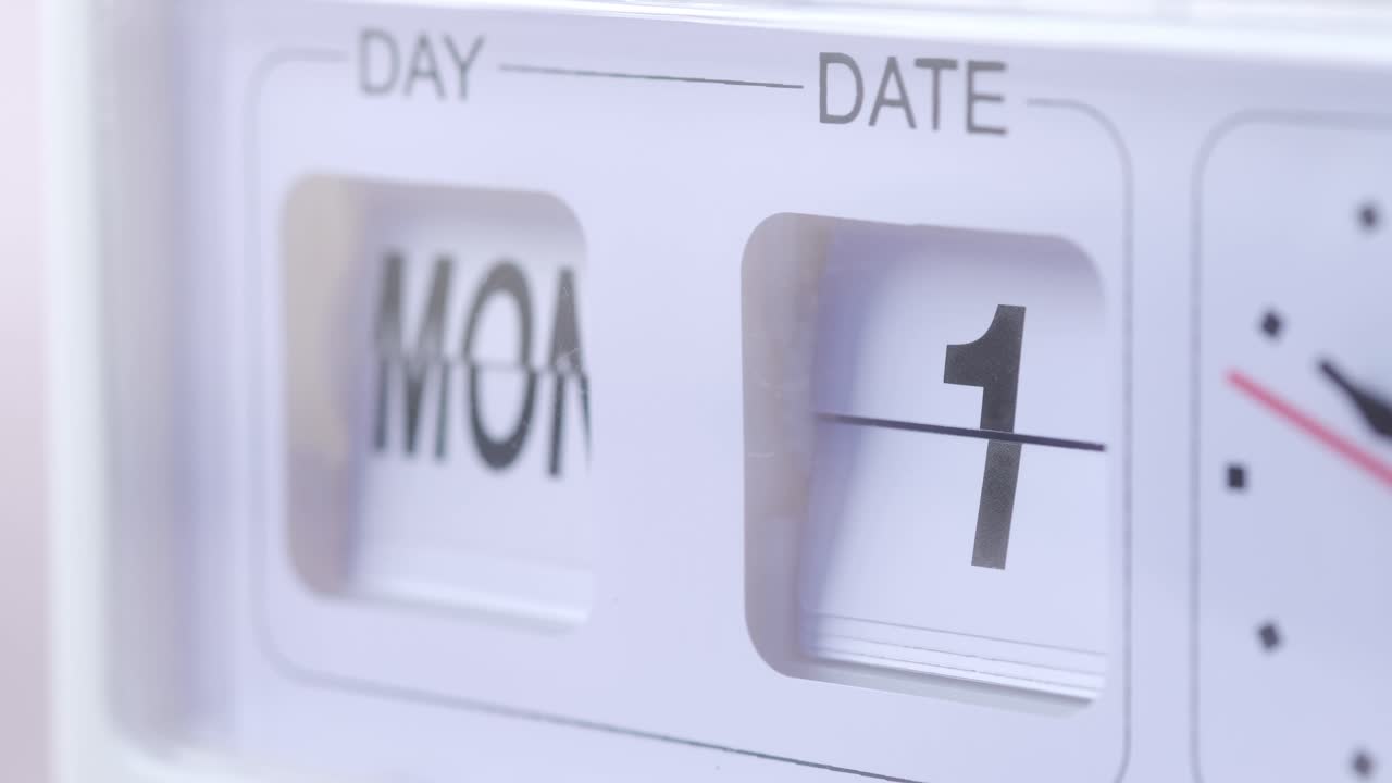 primer plano de un calendario y un reloj blancos