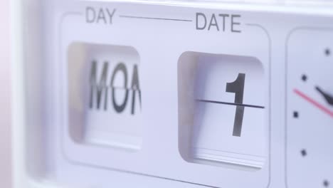 primer plano de un calendario y un reloj blancos