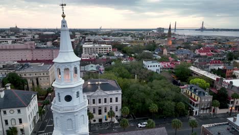 Retiro-Aéreo-Sobre-El-Campanario-De-La-Iglesia-De-San-Miguel-En-Charleston-SC,-Carolina-Del-Sur