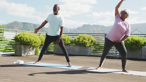 Video-Eines-Glücklichen-Afroamerikanischen-Paares-Beim-Training-Auf-Der-Terrasse