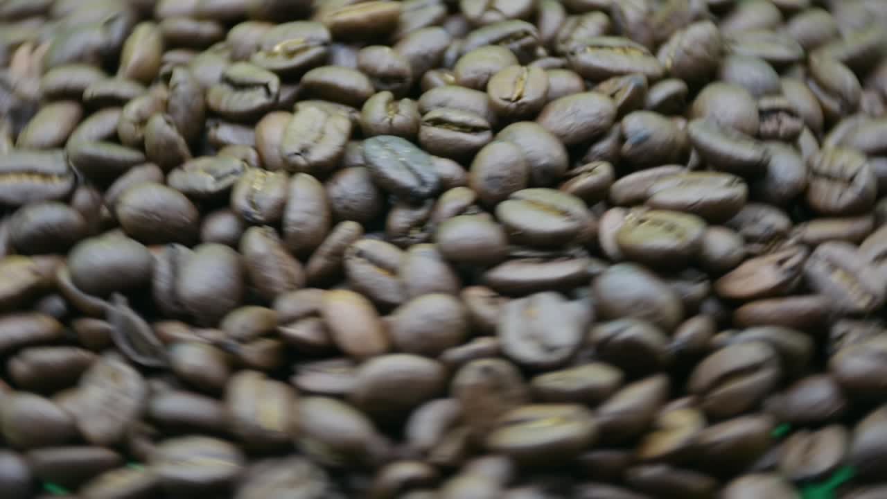 granos de café girando hacia la derecha