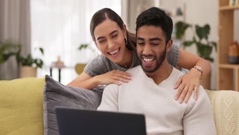 llamada de video, computadora portátil y hola por pareja feliz