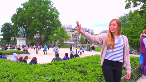 Los-Pájaros-Se-Alimentan-De-La-Mano-De-Una-Joven-Frente-A-La-Catedral-De-Notre-Dame-En-París-1