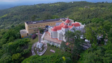 Vista-Aérea-De-La-Iglesia-De-Santo-Cerro-Con-Rojo