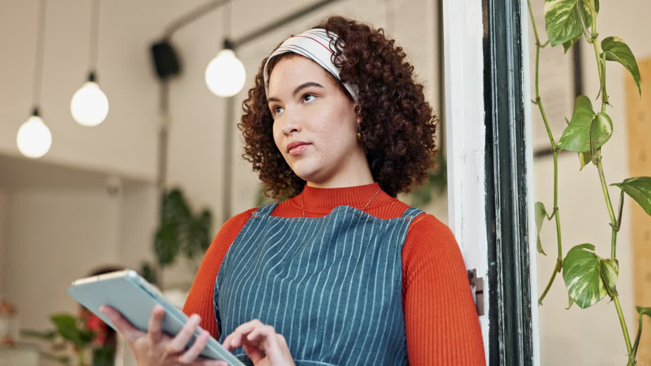 mujer usando tableta en el café