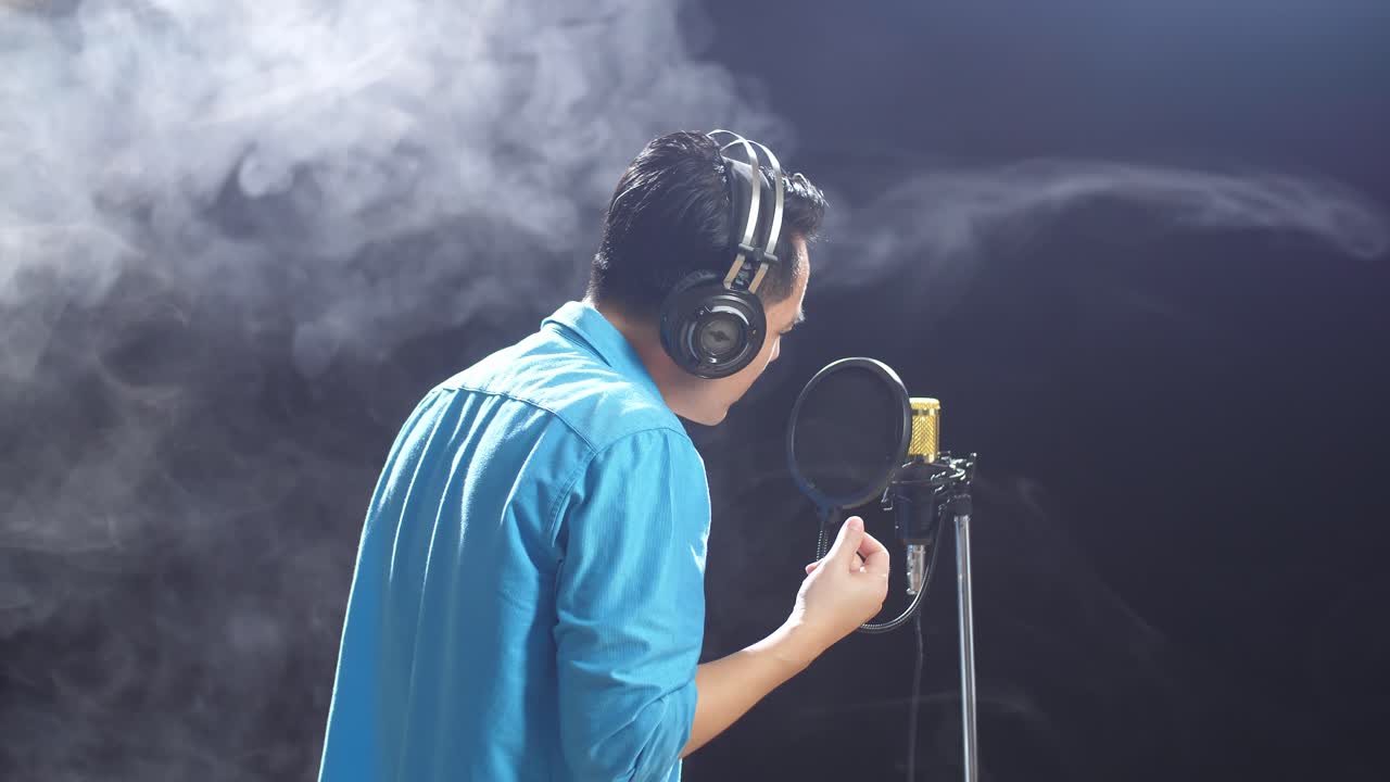 Cantor gravando em um estúdio.
