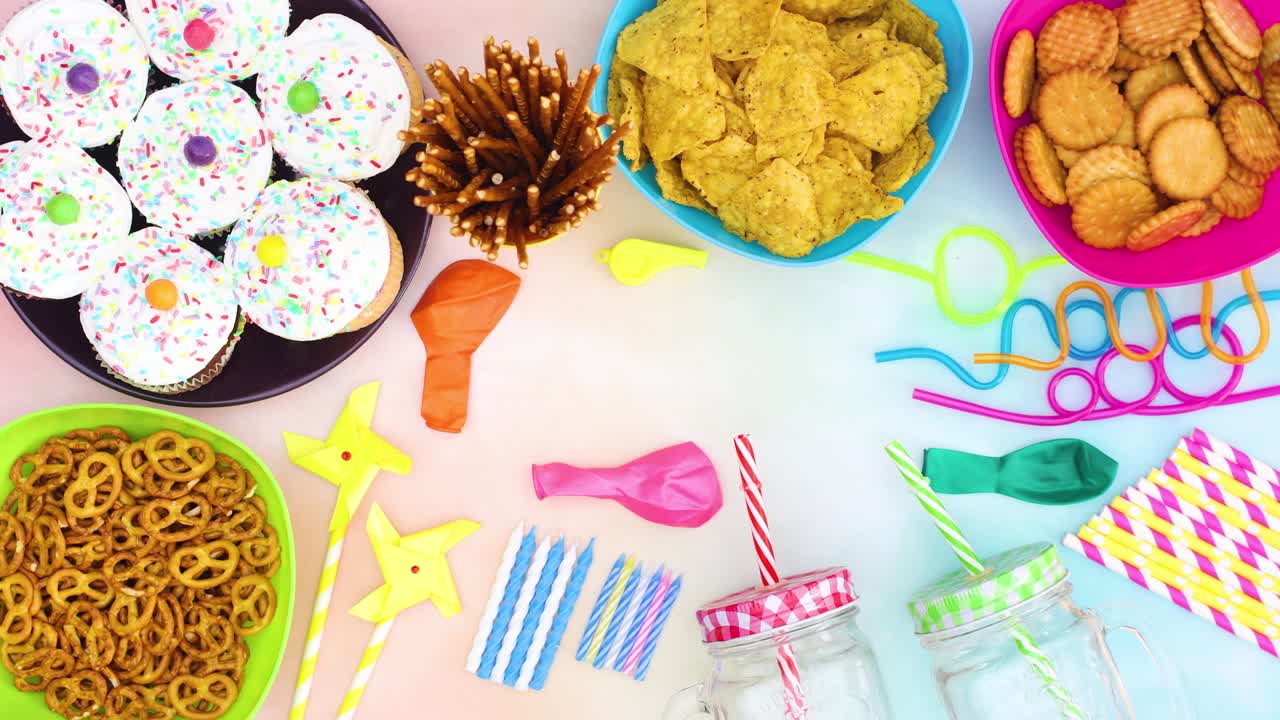 decoración de la fiesta de cumpleaños con pasteles, globos, pajitas y comida para la fiesta - stop motion