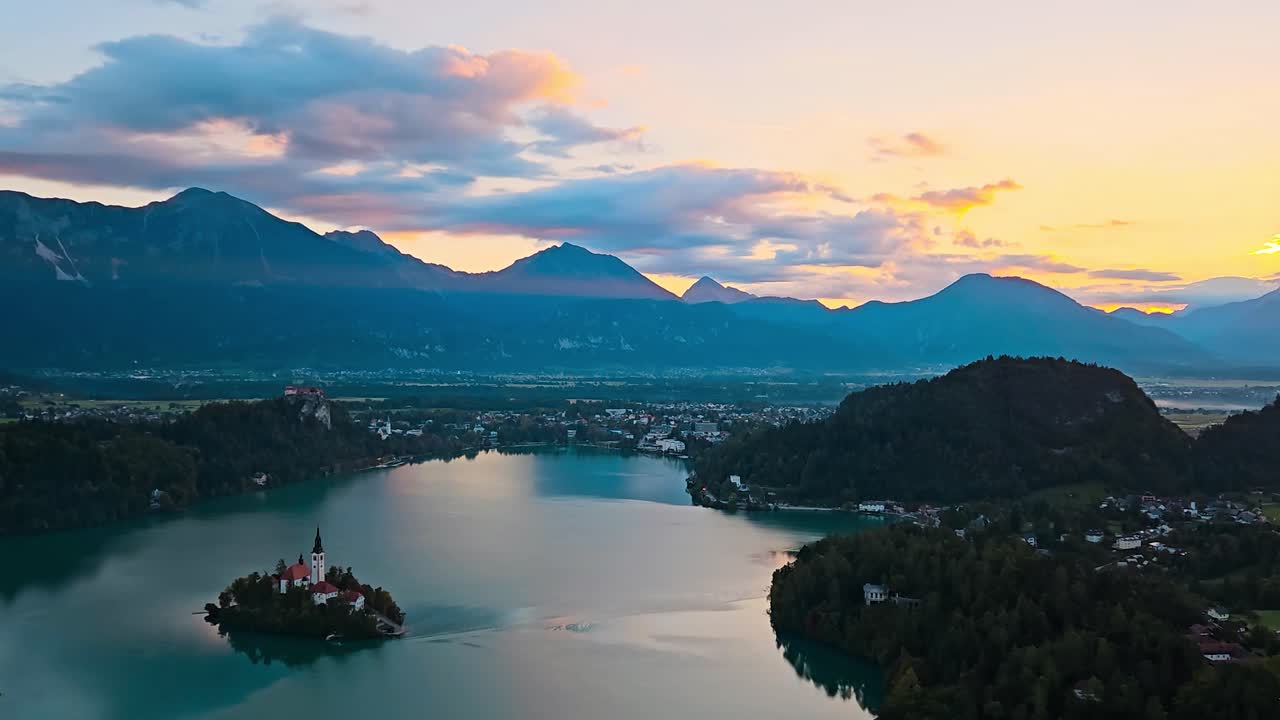 Vista aerea panoramica all'alba dell'isola turistica del lago di Bled con la chiesa, Slovenia