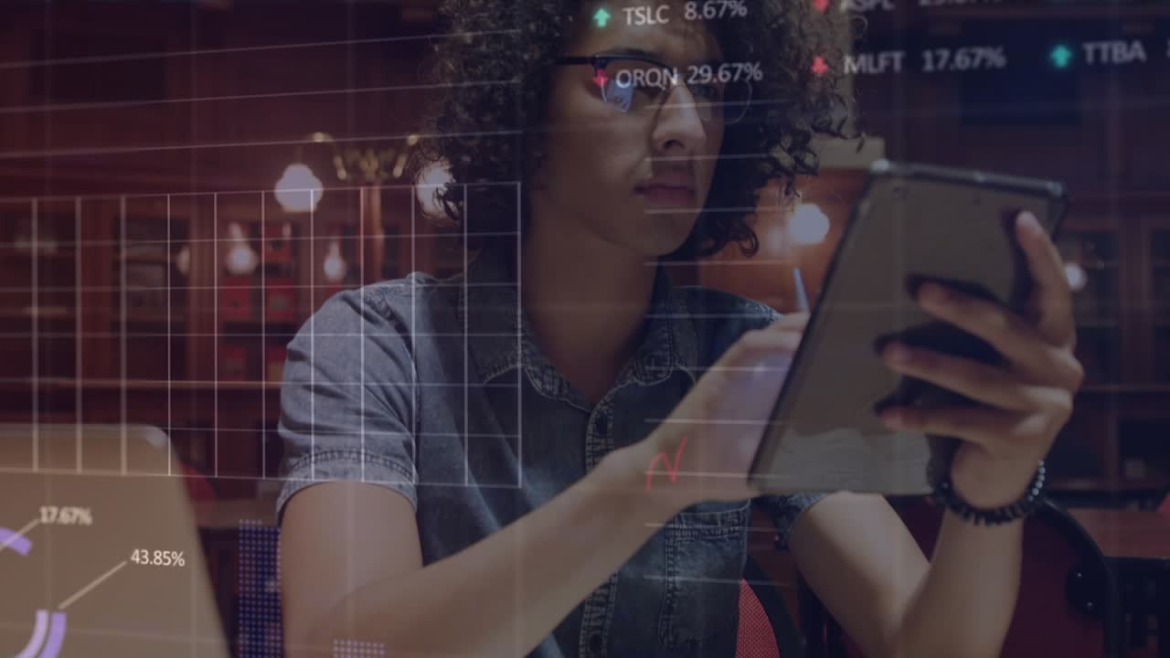 Animation af finansiel databehandling over kaukasisk mand, der bruger tablet