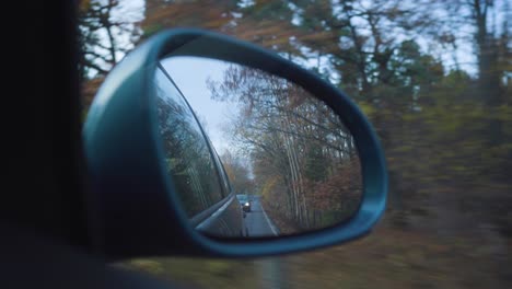 Espejo-Lateral-De-Un-Coche-En-Movimiento