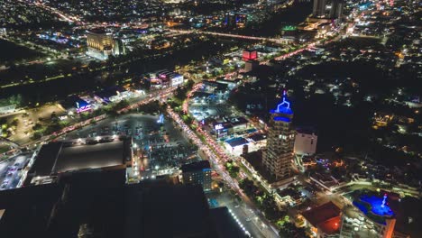 Hiperlapso-De-Un-Dron-Aéreo-De-Una-Ciudad-Céntrica-Que-Se-Mueve-Rápidamente-Por-La-Noche