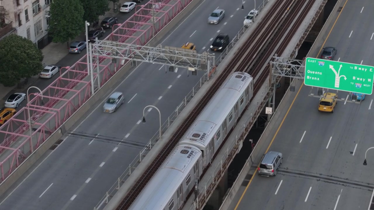 Pemandangan udara kereta bawah tanah Kota New York di Brooklyn. Difilmkan di Williamsburg saat senja.