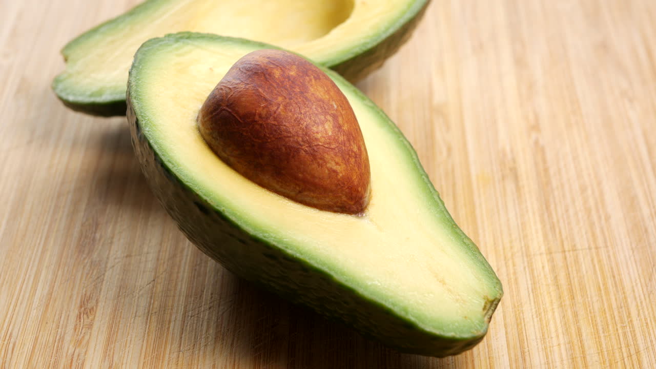 나무 도마 위에 얇게 썬 아보카도