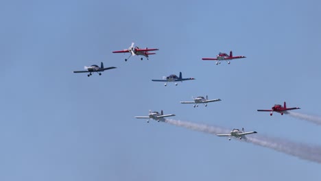exhibición aérea de aeronaves en formación sincronizada