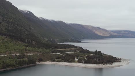 Rotate-around-new-zealand-mountains-on-lake-wanaka