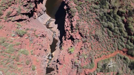 un avión no tripulado volviendo sobre el desfiladero de joffre en el parque nacional de karagini