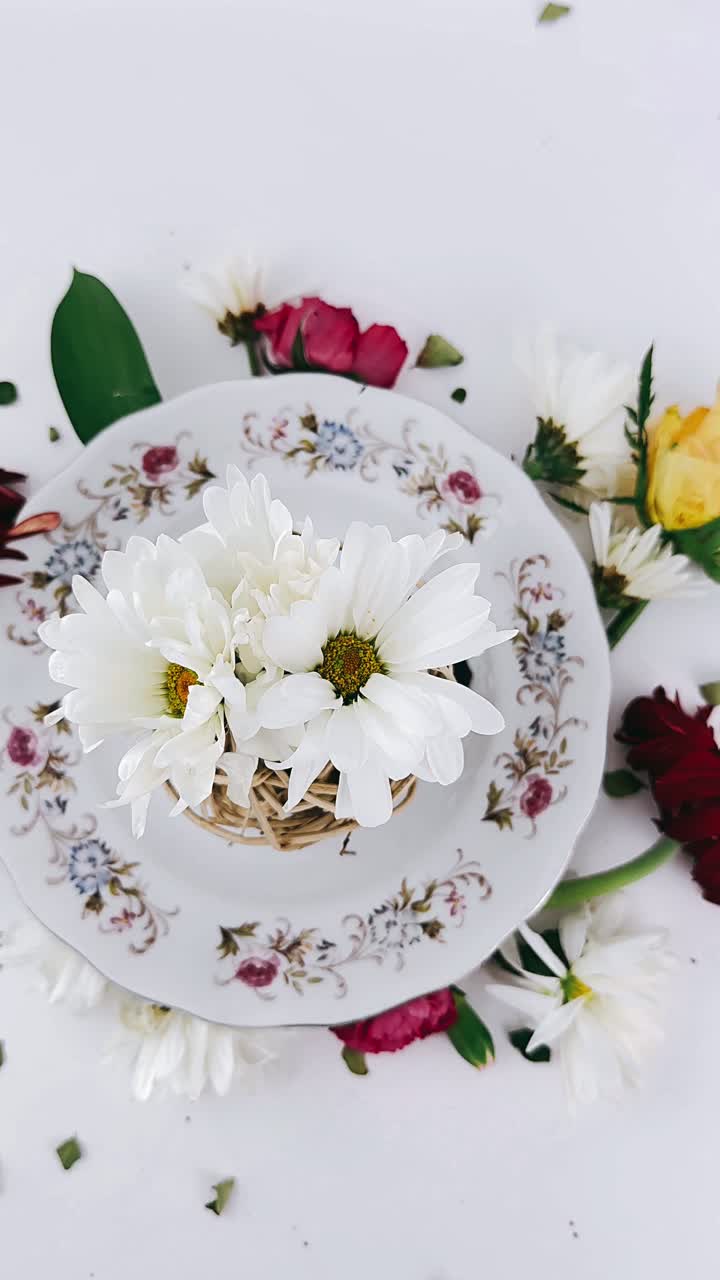 arreglo floral en un plato de cosecha