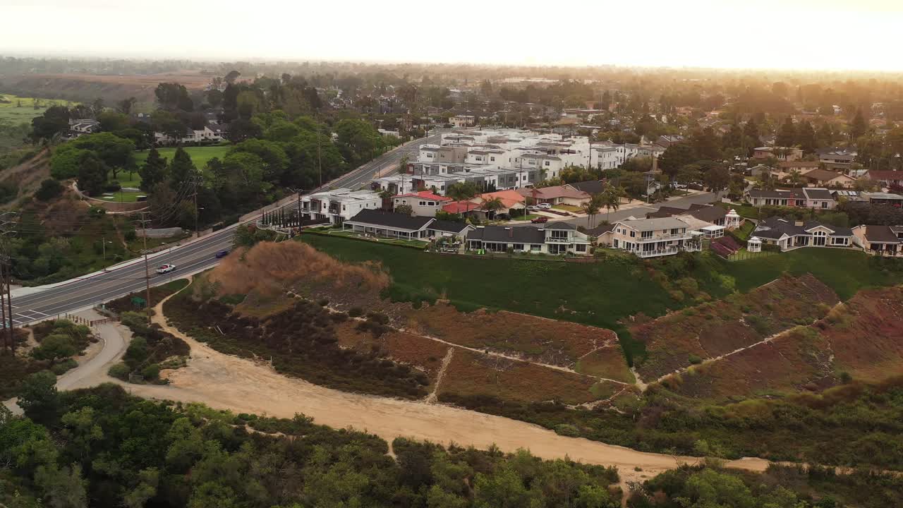 vista aérea de drones de paralaje giratorio 4k de casas multimillonarias con vistas al paseo marítimo