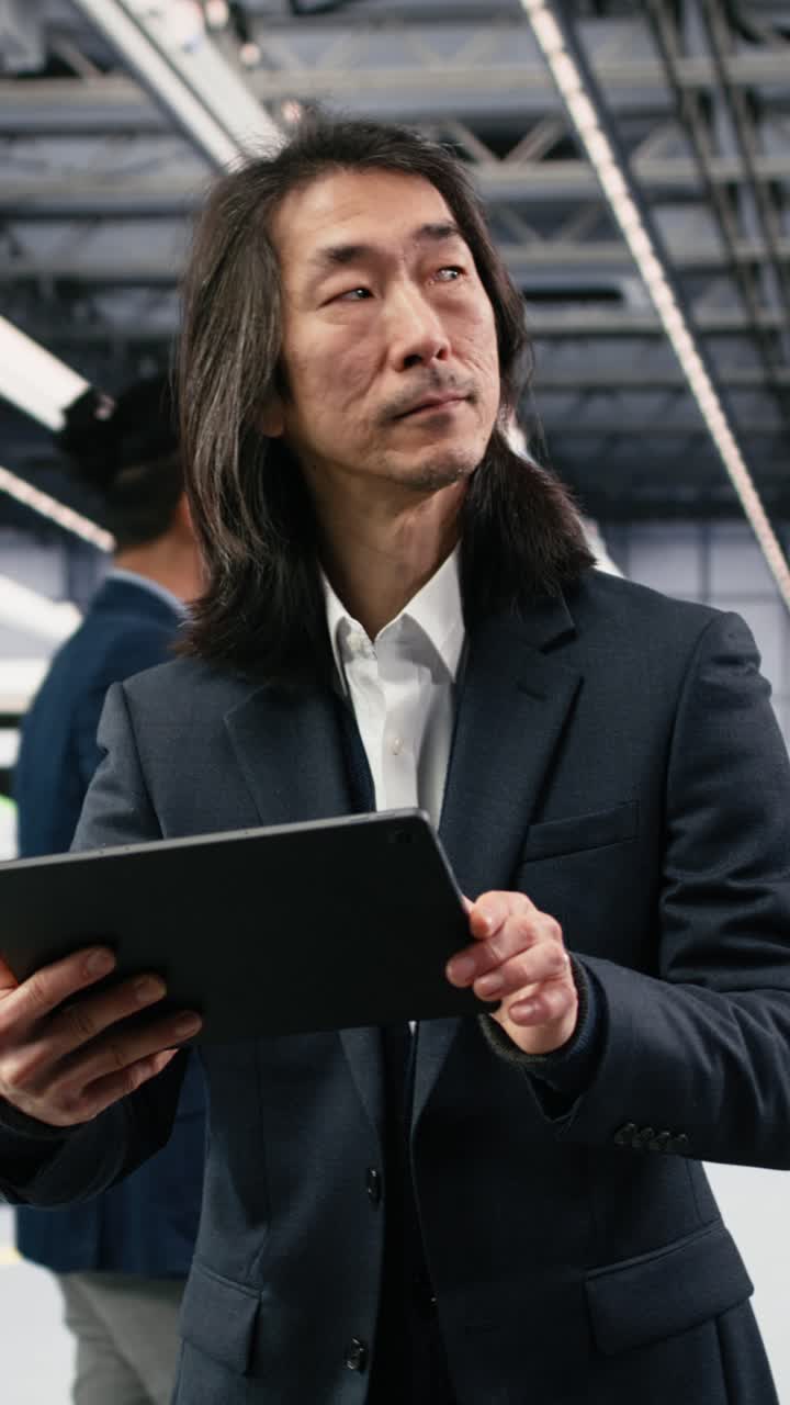縦型動画 コンポーネントの研究を行うタブレットと陽気なマイクロチップ工場長