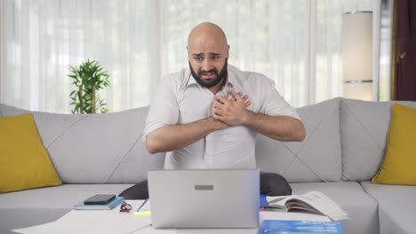 Mann,-Der-Im-Home-Office-Arbeitet,-Erleidet-Einen-Herzinfarkt.