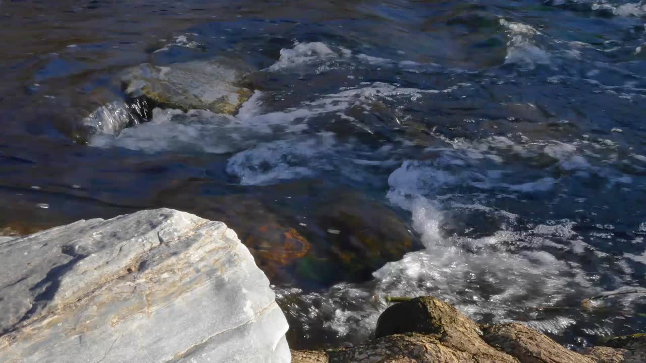Inquadratura media di un ruscello e rocce con corrente