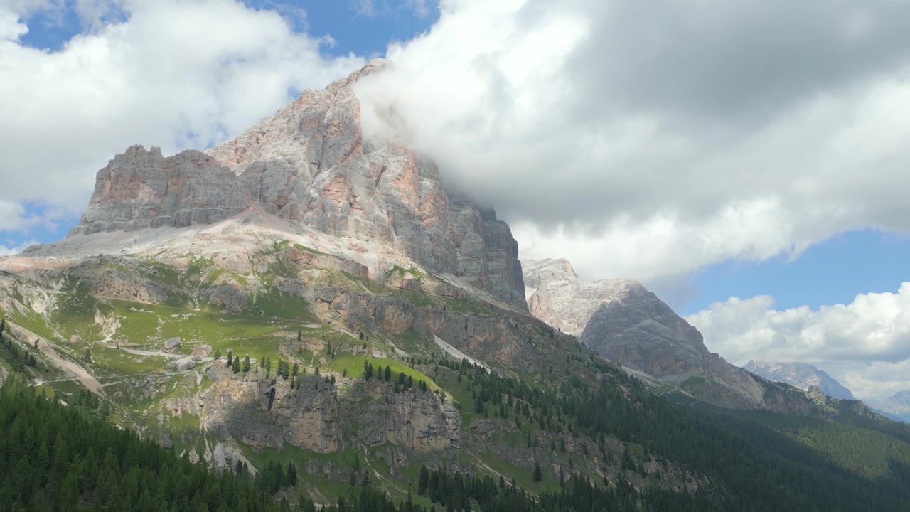 4K luftfoto af Dolomitterne i Trentino-Alto Adige, Italien i august 2024