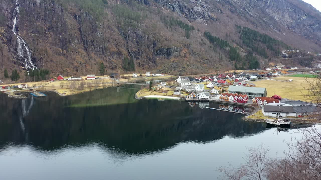 revelando la idílica ciudad de mo en modalen noruega desde detrás del árbol
