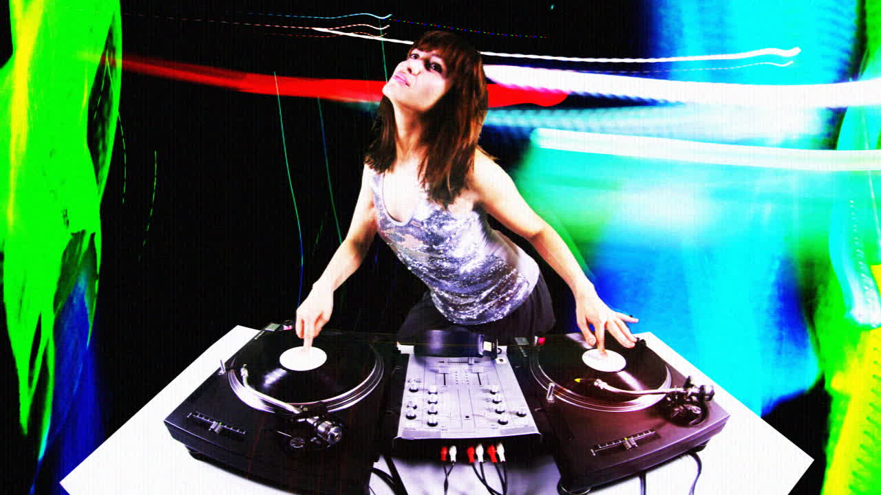 mujer joven dj 06