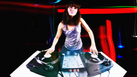 mujer joven dj 06