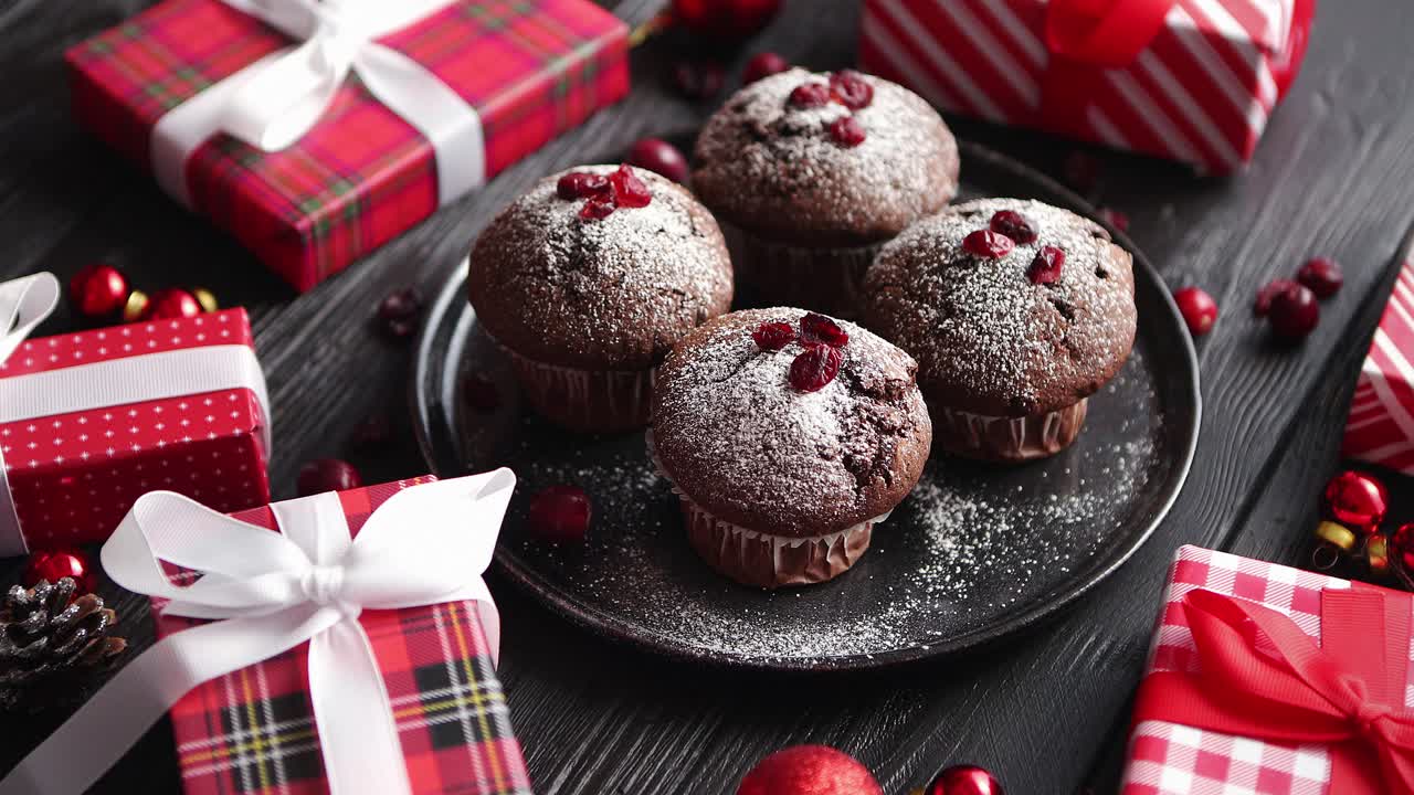 Deliziosi muffin natalizi al cioccolato serviti su un piatto di ceramica nero