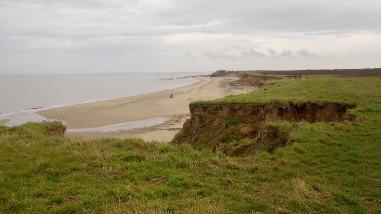 tomada amplia de la erosión costera mirando hacia el sur en happisburgh en marzo de 2024