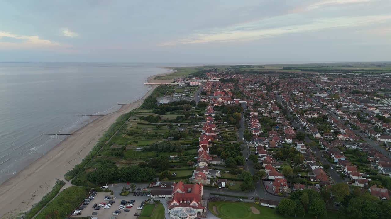 vista aérea de una ciudad costera al atardecer
