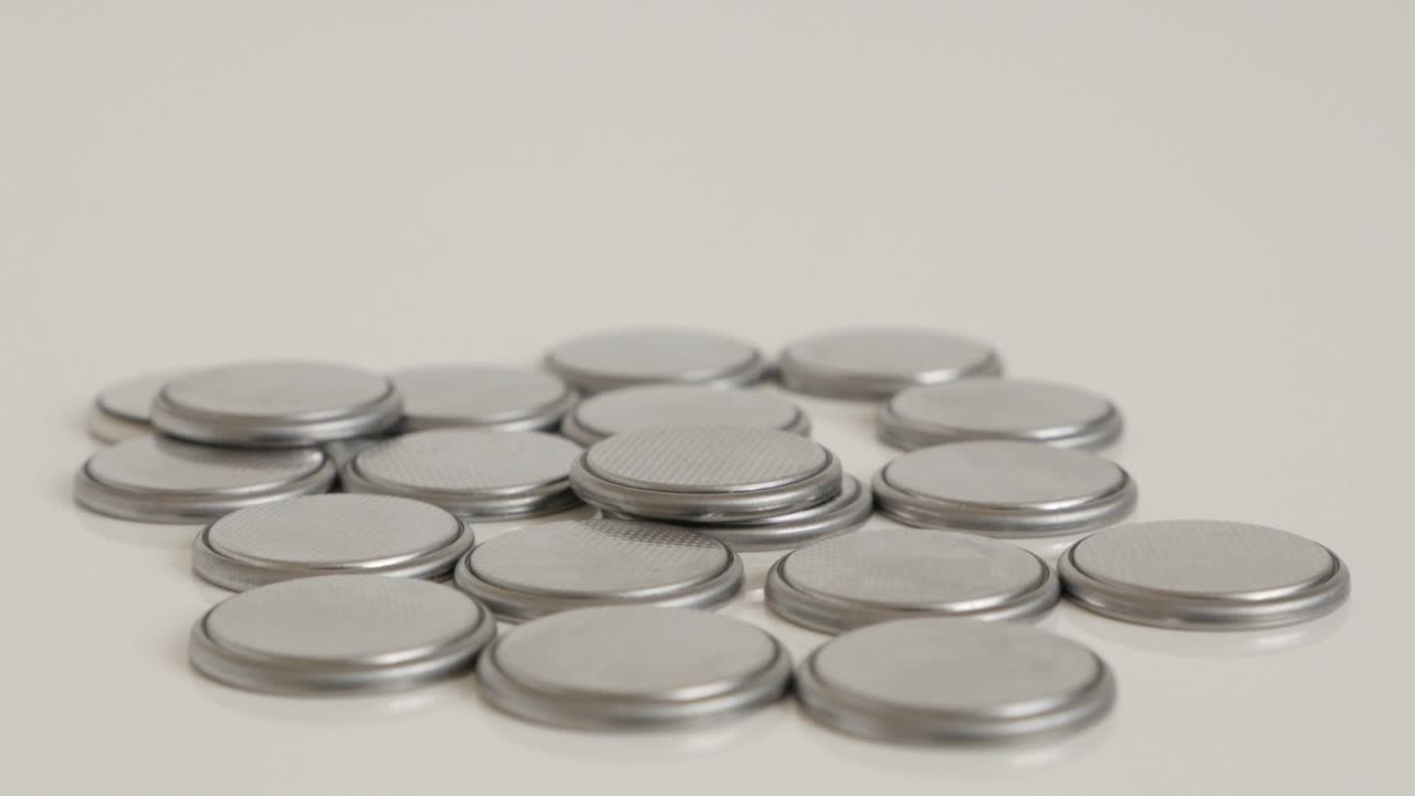 Video 4K: Lenta panoramica di batterie a bottone usate per orologi