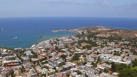 tomas aéreas de resorts y playas de paphos, chipre