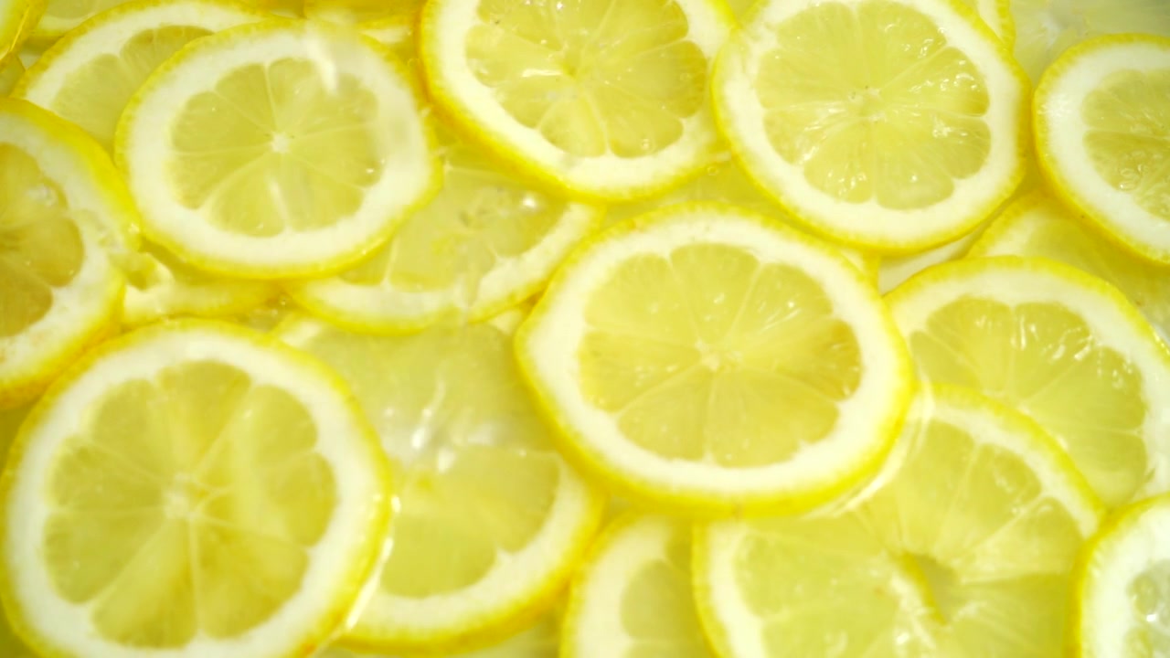 Gocce d'acqua sui limoni. Movimento rallentato