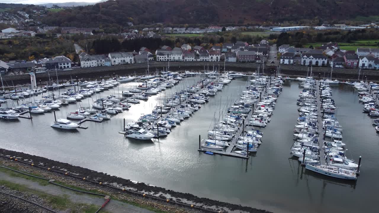 pintoresco y lujoso apartamento en el puerto frente al mar, yates y veleros bajo la costa de la montaña, amplia vista aérea de la órbita izquierda