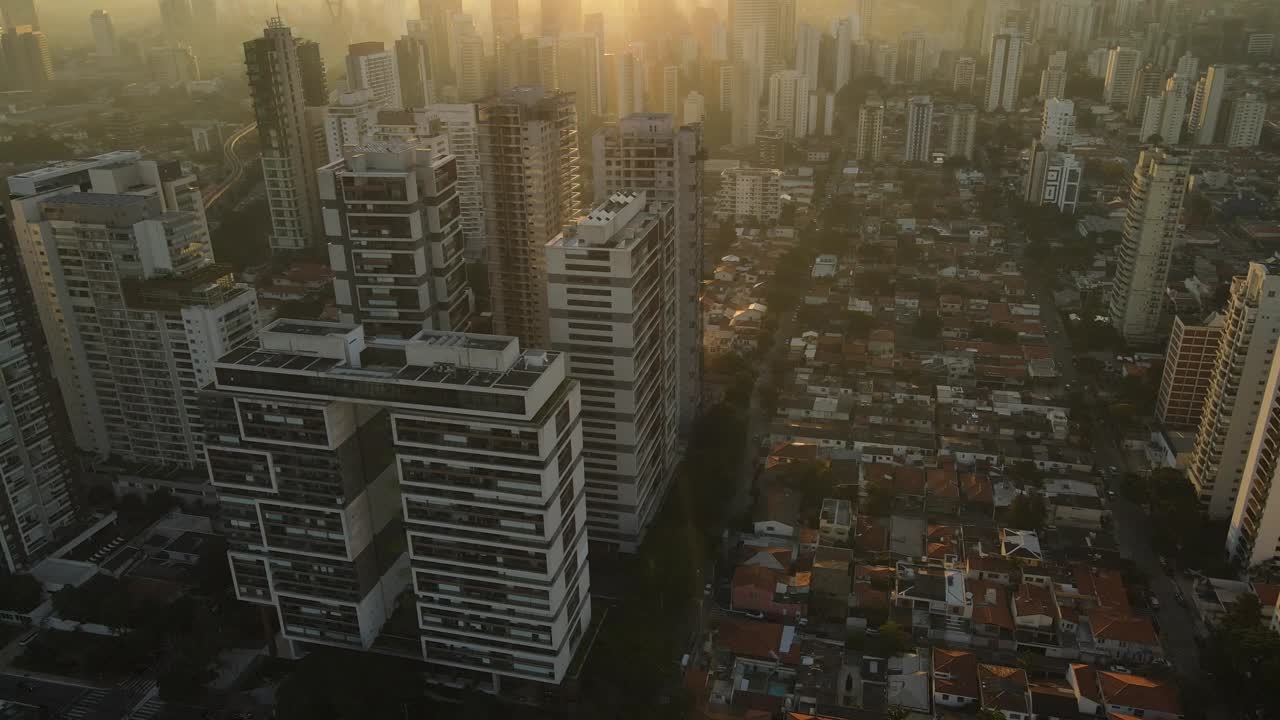 Tomada aérea panorâmica de drone de arranha-céus no Brooklyn, São Paulo, Brasil, pôr do sol, hora dourada