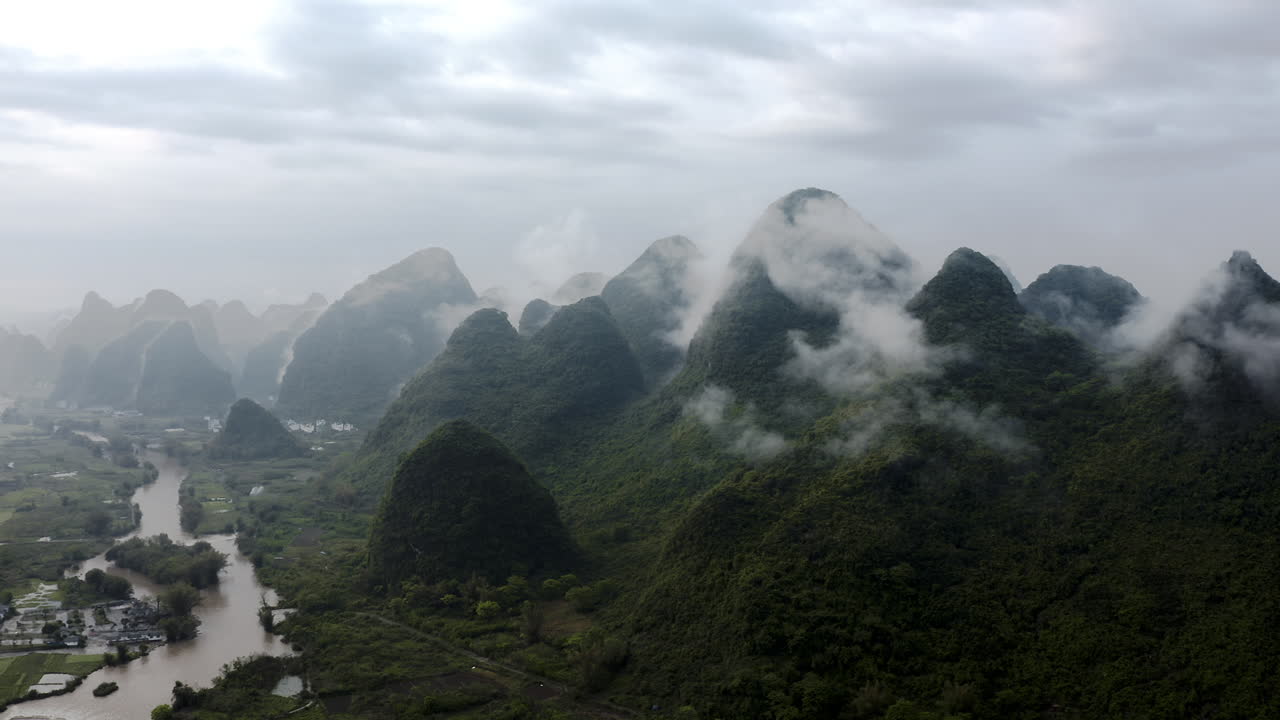 Montanhas cársticas da China cobertas por floresta densa, panorâmica aérea