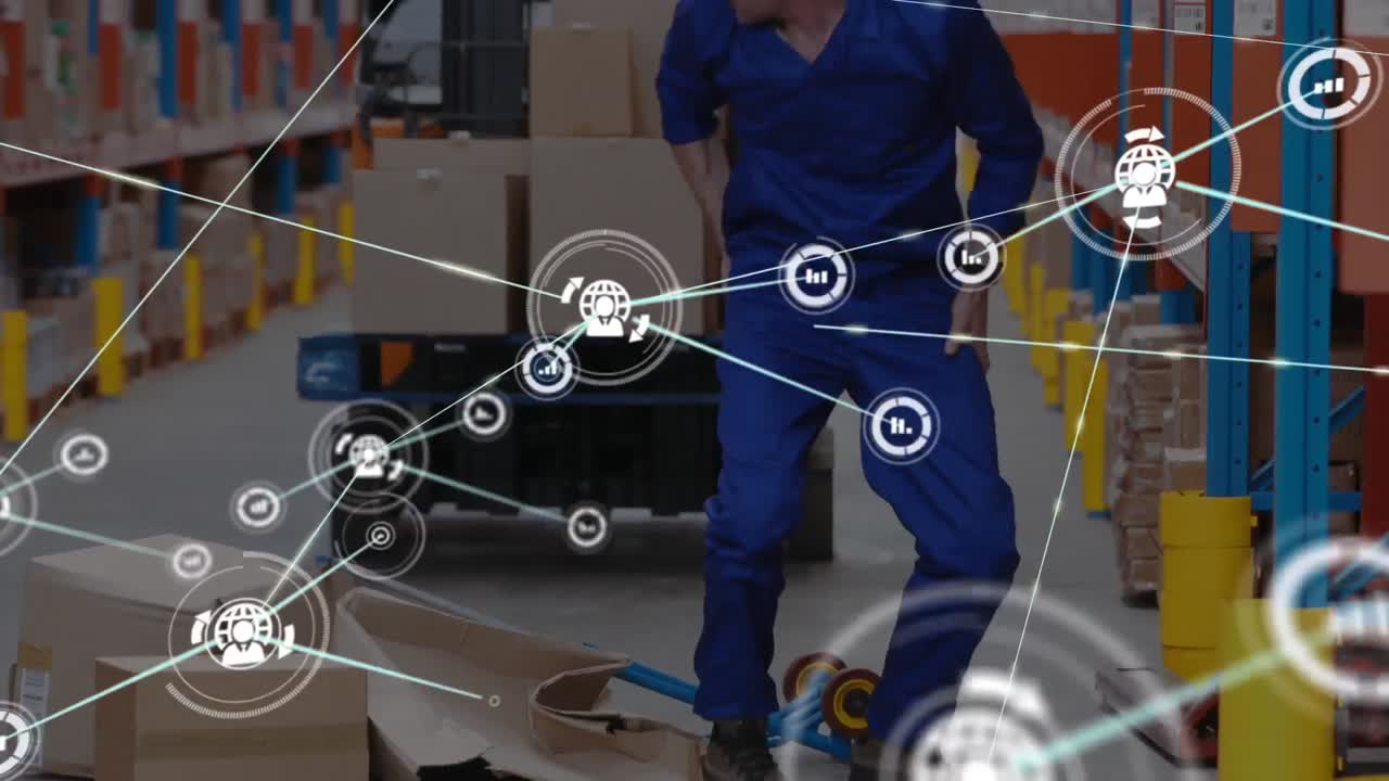 red de iconos digitales contra el trabajador caucásico que cae en las cajas en el almacén