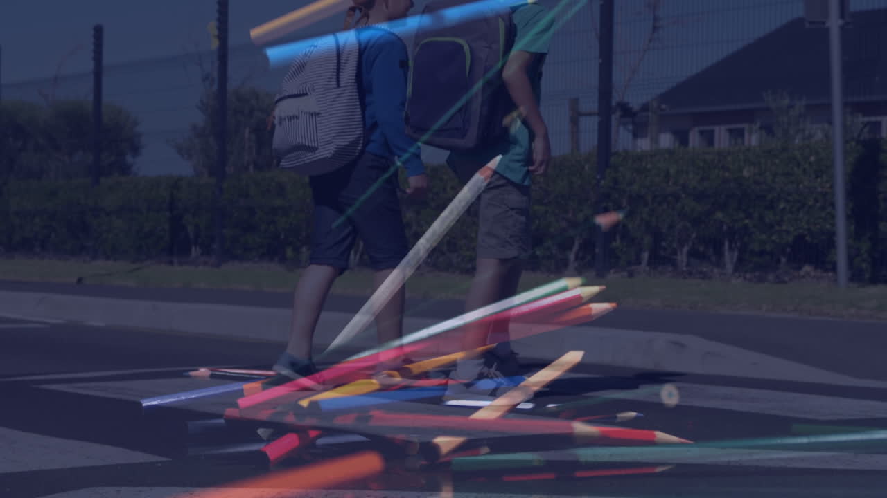 거리를 가로질러 달리는 학교 아이 들 을 상대로 떨어지는 컬러 연필 의 복합 비디오