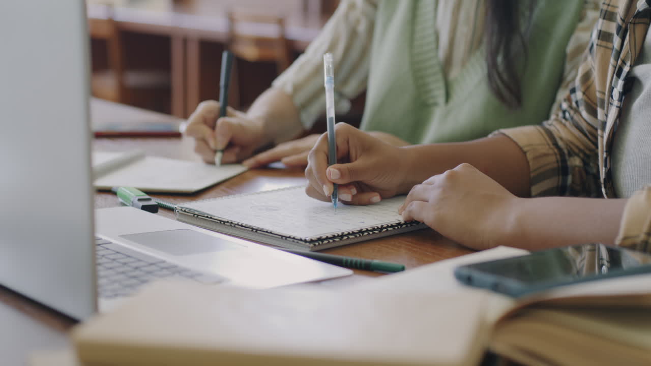 도서관 에서 공부 하는 학생 들