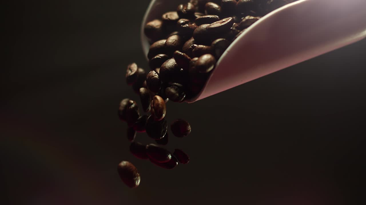 슈퍼 슬로우 모션으로 밀가루에 쏟아지는 물의 매크로 샷