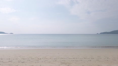 Sommervideo-4k-Des-Strandes-Mit-Einigen-Wellen-Bei-Sonnenschein-Tagsüber-Mit-Weißem-Sandstrand-Und-Klarem-Blauem-Himmel-In-50fps-4k-Uhd-Video