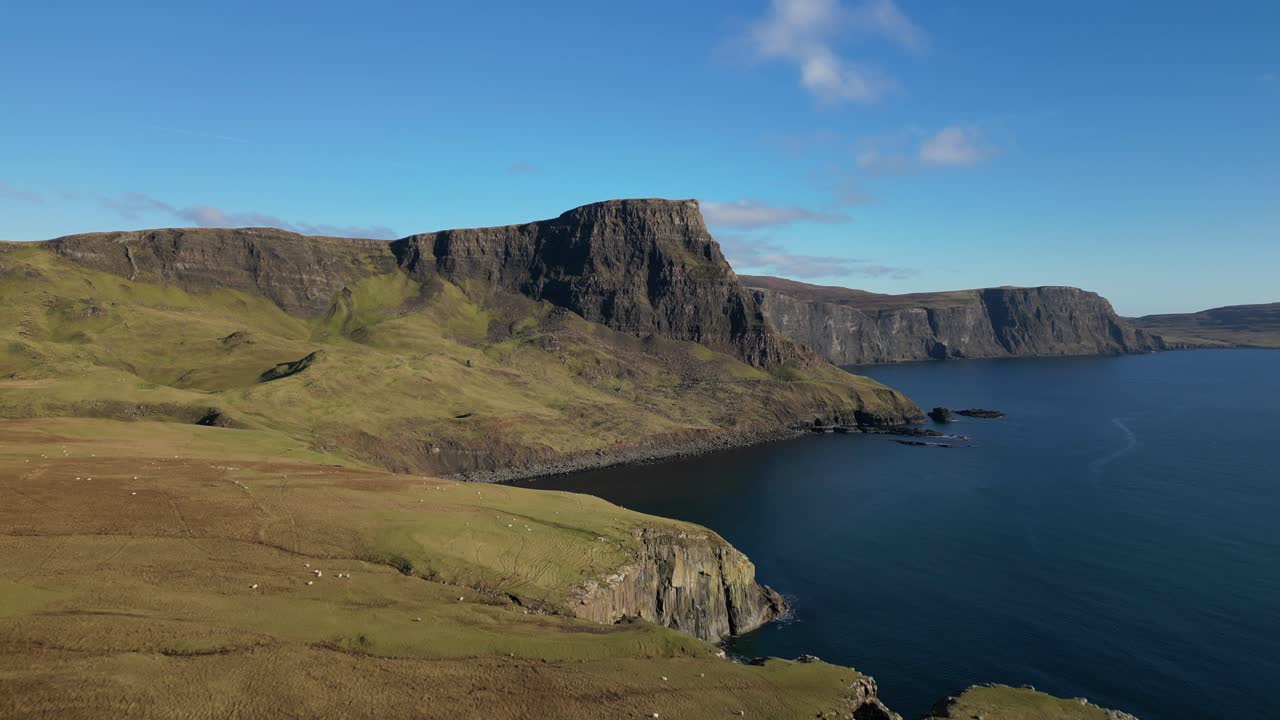 스카이 스코틀랜드의 네이스트 포인트 섬에서 거친 스코틀랜드 해안선을 드러내는 상승