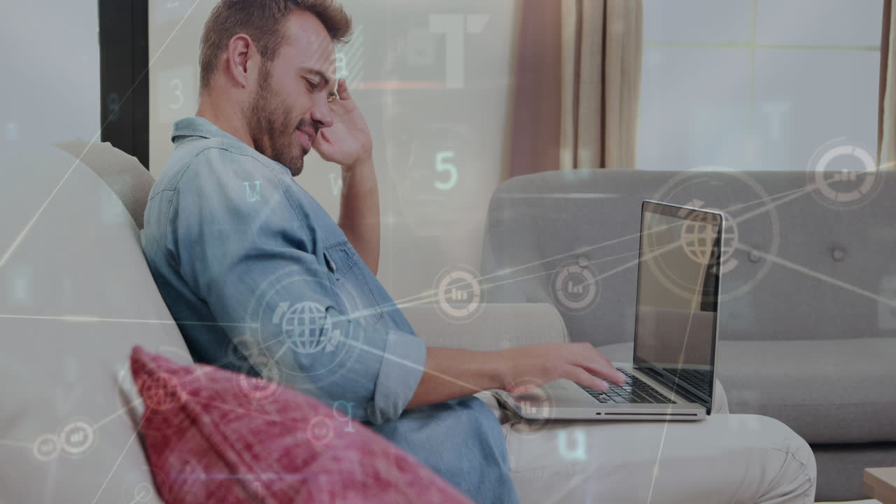 animación del procesamiento de datos financieros sobre un hombre caucásico usando una computadora portátil