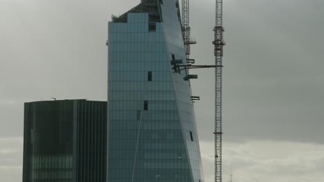 Toma-Del-Edificio-Donde-El-Ascensor-De-Construcción-Está-Bajando