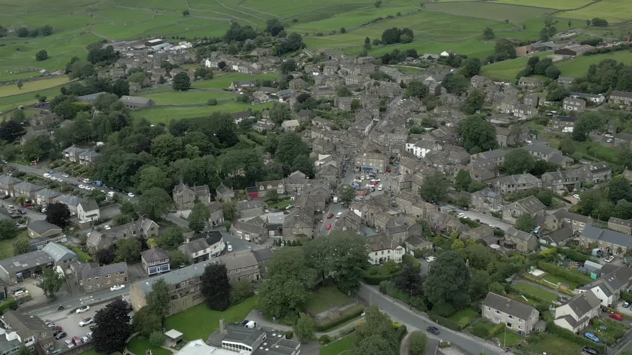 una vista aérea de la ciudad de yorkshire de grassington en una tarde nublada de verano, inglaterra, reino unido