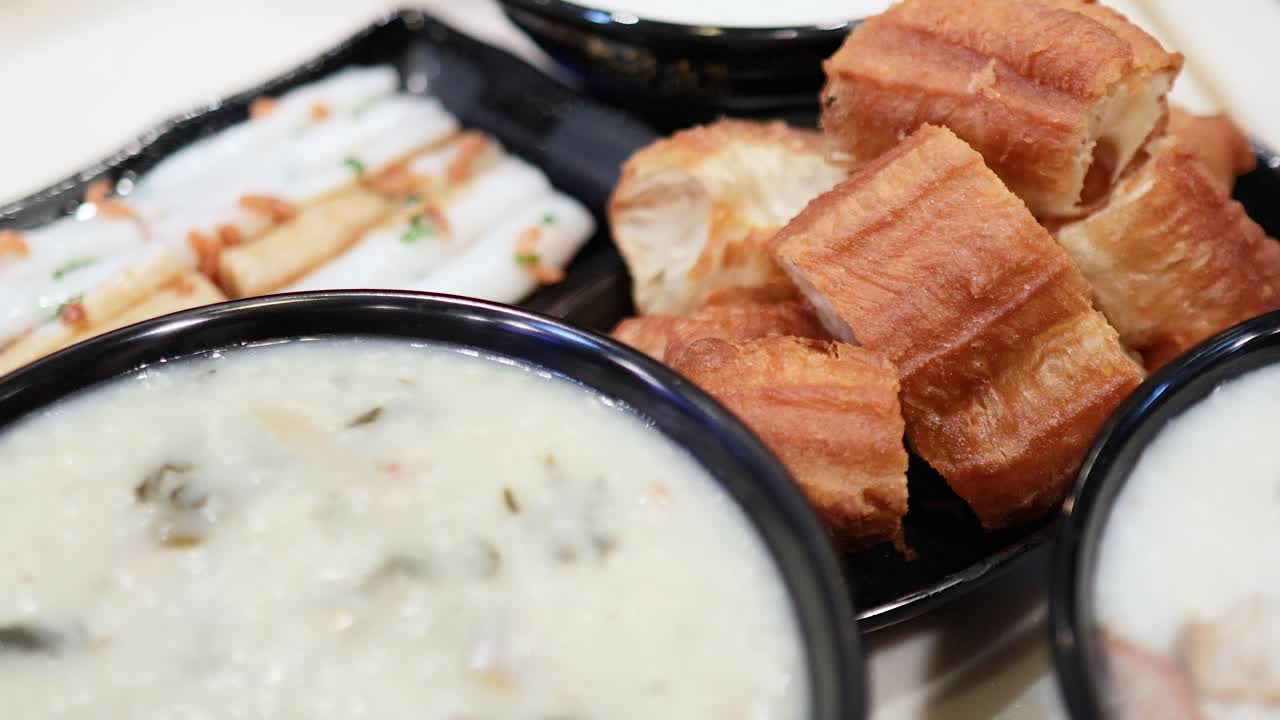 홍콩 전통 아침식사 콩지와 간식